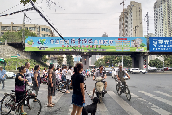 解放路铁路一桥涵洞横跨广告牌-拷贝.jpg